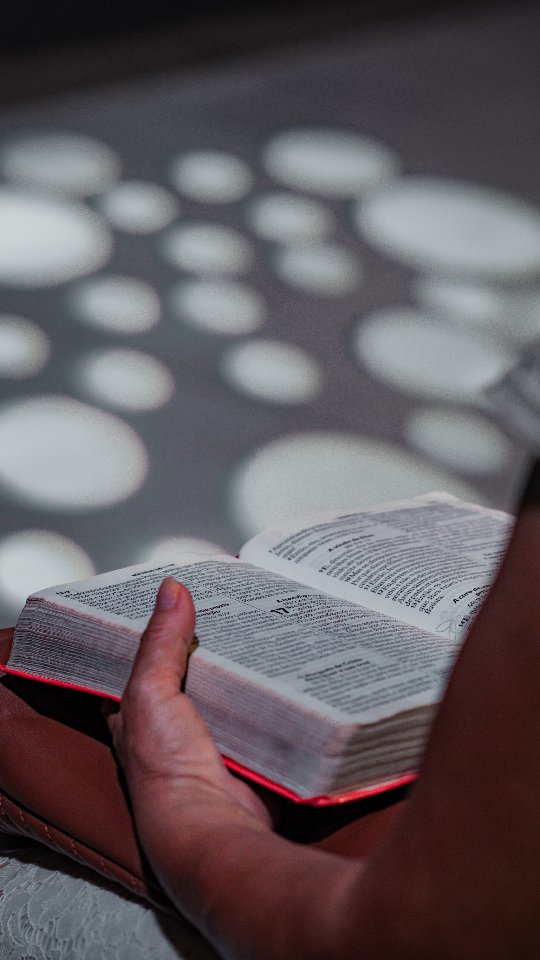 Leia a legenda pois temos uma mensagem para você!

Muitas vezes, olhamos para a nossa vida e só conseguimos enxergar um emaranhado de fios escuros, nós e pontas soltas. É como olhar para o avesso de uma tapeçaria. O belíssimo poema "O Tecelão", escrito por Grant Colfax Tullar e eternizado para o mundo pela fé de Corrie ten Boom, nos lembra de uma verdade... nós vemos o lado de baixo da tela, mas Deus, o Grande Tecelão, vê a obra completa por cima.

Quando a dor, a frustração ou o caos se instalam, nossa primeira reação costuma ser olhar para o céu e perguntar "Senhor, o que estás fazendo?". Mas, no silêncio de Sua soberania, Ele nos devolve a pergunta, esperando que a nossa resposta não seja a dúvida, mas sim a confiança. Ele espera que descansemos na obra feita por Suas mãos habilidosas.

Infelizmente, nossa fé costuma ser inconstante. Lembremos dos dias que antecederam a morte de Cristo. Ao entrar na cidade montado em um jumentinho, Jesus foi aclamado por uma multidão que cantava "Hosana!" (que significa "Salva-nos!"). Poucos dias depois, ao verem que os planos do Messias não correspondiam às suas expectativas terrenas, essa mesma multidão gritou: "Crucifica-o!".
Quantas vezes não somos exatamente como essa multidão?
Clamamos por socorro, cantamos louvores nos dias de sol, mas ao menor sinal de discordância com aquilo que Ele tem feito, justamente porque não conseguimos entender os fios escuros que Ele está usando, nós nos viramos contra o nosso próprio Salvador. Queremos que Ele teça a nossa vida com as cores que nós escolhemos, esquecendo que Ele é o Dono do tear.

Os fios escuros da tristeza e da provação são tão necessários no padrão que Ele planejou quanto os fios de ouro da alegria. Enquanto não compreendermos isso, continuaremos lutando contra o Mestre. Hoje, Ele apenas espera que Seus filhos parem de resistir e passem a confiar.
Quando o tear finalmente silenciar, Ele desenrolará a tela. E então, veremos que o resultado de tudo sempre foi a perfeição do Seu amor por nós. 

#Fé #Páscoa #Jesus #PalavradeDeus