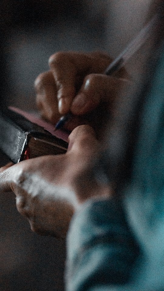 Tudo pertence a Deus. Mas será que tudo na nossa vida tem honrado a Ele?

A palavra deste domingo nos levou a uma reflexão que vai muito além de dízimos e ofertas. Provérbios 3 nos ensina a honrar o Senhor com tudo aquilo que temos. E, se tudo o que temos vem dEle, então a nossa honra também precisa alcançar todas as áreas da nossa vida.

Como temos usado o nosso tempo? Como temos investido o nosso dinheiro? Como estão os nossos relacionamentos? Eles honram ao Senhor? Os nossos dons e talentos estão sendo usados para a glória de Deus?
 E, acima de tudo... Deus tem sido prioridade na nossa vida?

Se hoje Deus nos pedisse contas daquilo que estamos fazendo com tudo o que Ele nos confiou, o que encontraríamos?

Talvez essa seja uma reflexão para não deixar apenas no domingo que já se passou. Que, ao longo deste mês e até o final deste ano, possamos olhar para cada área da nossa vida e perguntar: “O que eu posso fazer com aquilo que Deus já me deu para que Ele seja honrado?”

Escolha uma área, coloque isso como uma meta e comece hoje. Que o nosso tempo, nossos recursos, nossos relacionamentos, nossos dons e cada decisão possam apontar para Aquele a quem tudo pertence. Porque aquilo que Deus colocou em nossas mãos não é apenas para ser usado por nós. É para a honra e glória dEle!

E essa é a prática da fé: viver de maneira que, em tudo, Deus seja honrado. 🤍

No próximo domingo, continuamos a série A Bíblia na Prática.
Esperamos você conosco, às 18h.

Vem para a Casa!

#biblia #palavradeDeus #igreja #Gravatá
