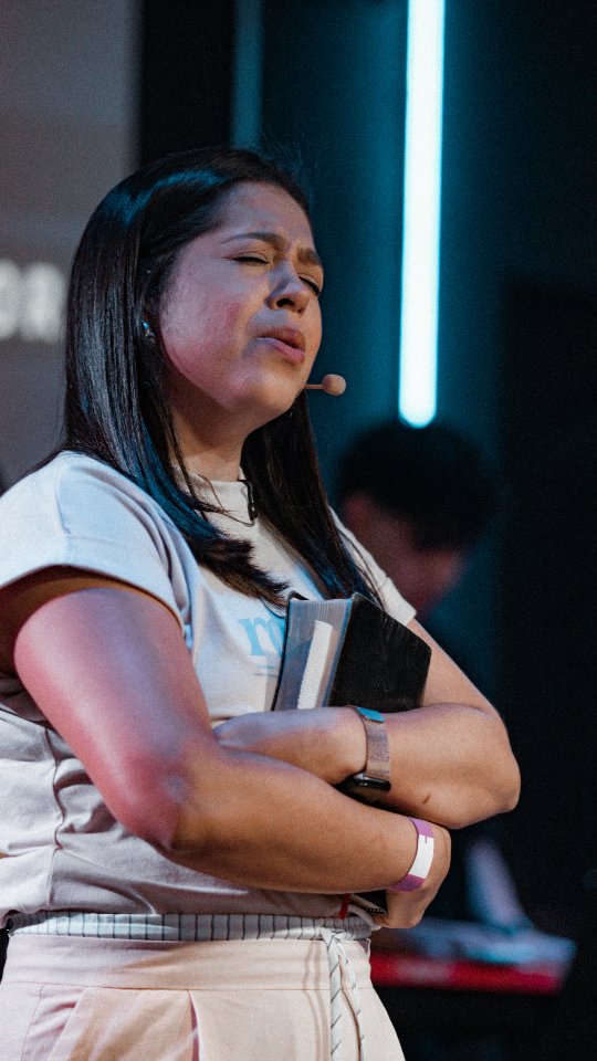 📍 Deus pode usar exatamente o lugar onde você está!

Na história de Paulo, vemos aquele que antes era Saulo, o perseguidor da Igreja, depois de ser alcançado por Cristo, passar a ser Paulo, o perseguido por causa do Evangelho. E por mais que isso seja visto como um castigo por muitos de nós, podemos perceber também que mesmo nos lugares onde sofreu perseguição, Deus continuou usando sua vida para alcançar pessoas, anunciar o Evangelho e manifestar a Sua glória.

Talvez hoje você esteja em um lugar que não entende. Uma situação que você não escolheu, um ambiente do qual deseja sair ou uma estação pela qual você só consegue perguntar “Senhor, quando o Senhor vai me tirar daqui?”

Mas e se, antes de te tirar desse lugar, Deus quiser te usar nele? 🤍

Nem sempre o lugar onde estamos é um lugar de espera, às s vezes, é justamente o campo onde Deus quer nos plantar para sermos instrumentos dEle. Onde você está pode ser o lugar onde alguém conhecerá Jesus através da sua vida. Onde você está pode ser o lugar onde seu caráter será transformado. Onde você está pode ser o lugar onde Deus será glorificado.

Essa é uma das verdades que temos aprendido em nossa série de palavras na RCE, "Igreja Sendo Igreja"!

Toda quarta-feira, às 19h, temos aprendido que ser Igreja vai muito além de estar dentro dessas quatro paredes, mas é também permitir que Cristo seja visto através de nós, onde quer que estejamos.

E hoje temos mais uma palavra preparada para nós, uma palavra que não quer apenas transformar os nossos corações, mas também o nosso caráter como cristãos! Venha aprender, crescer e viver aquilo que Deus tem para nós.

Hoje, às 19h.
Vem para a Casa! 🤍

#biblia #palavradeDeus #igreja #Gravatá #reflexão